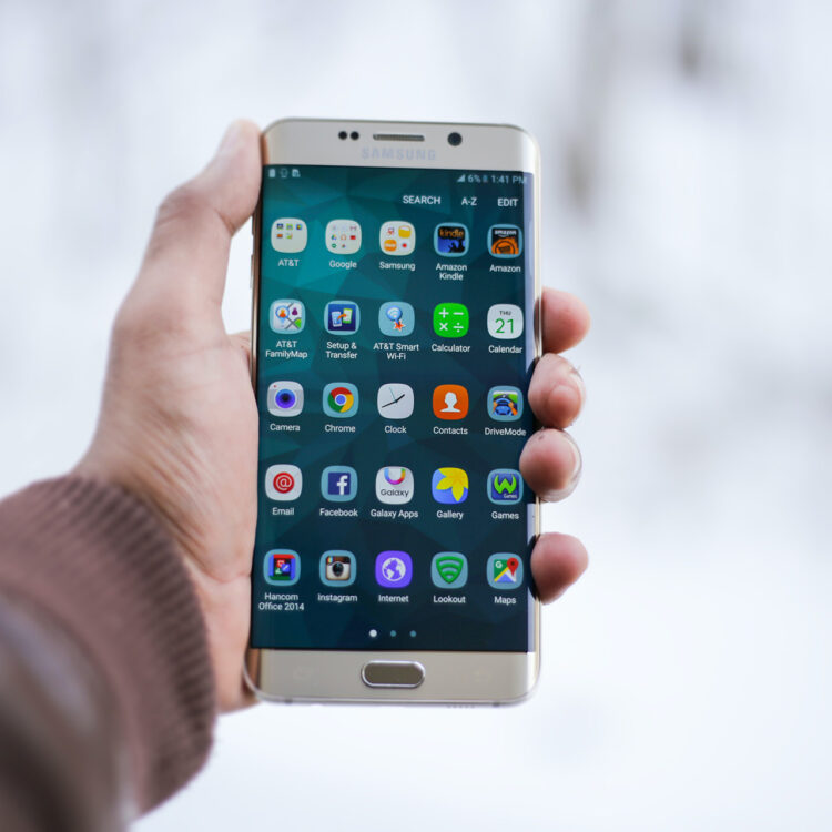 Köp begagnade mobiltelefoner från Apple och Samsung / Vi gör ditt digitala liv enklare / Foxway