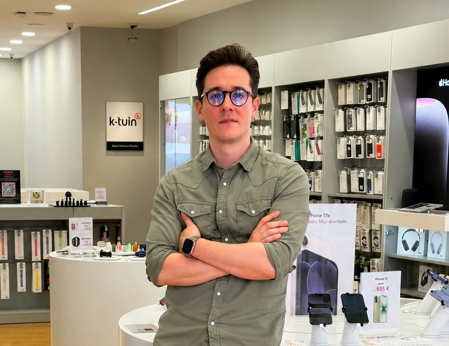 Image of Santiago Del Rey Rivas (Business Unit Director of Refurbished Devices at K-tuin · Apple Premium Partner) standing in K-tuin store.